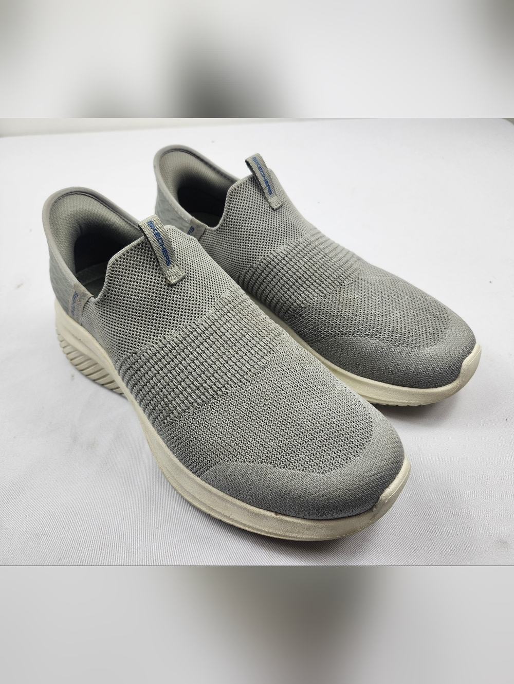 Skechers Mens 9.5 M Hands Free Slip-On Knit Loafers in Light Gray